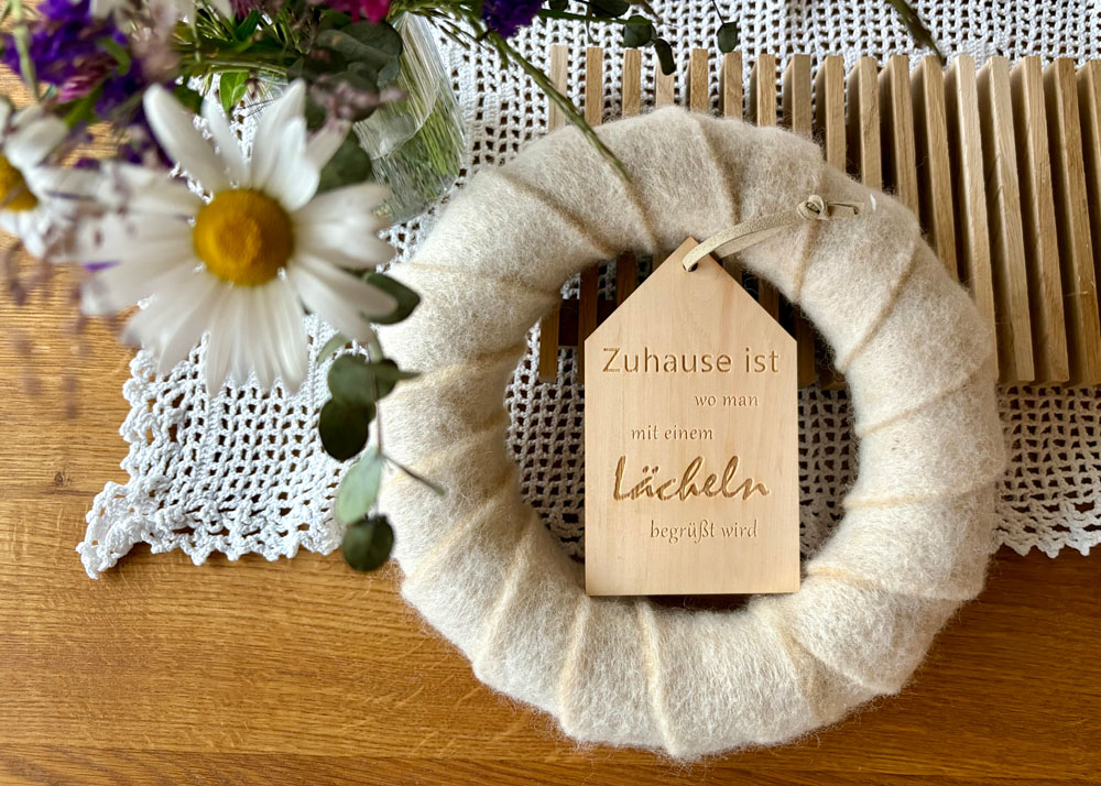Zirbenholz Haus mit Band - Zuhause ist wo man mit einem Lächeln begrüßt wird